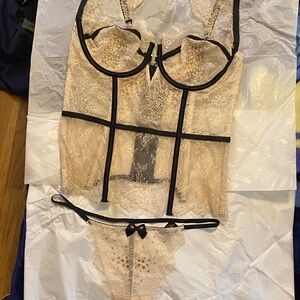 Victoria's Secret 2014 Fashion Show
 Chantilly Lace
Corset 36C +Panty L